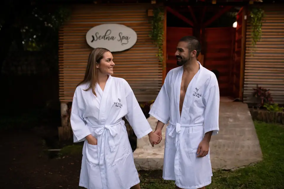 Pareja en bata frente a Sedna Spa